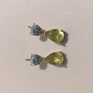 Avon Vintage Avon Emerald‑Tone Dangle Earrings – Teardrop Design